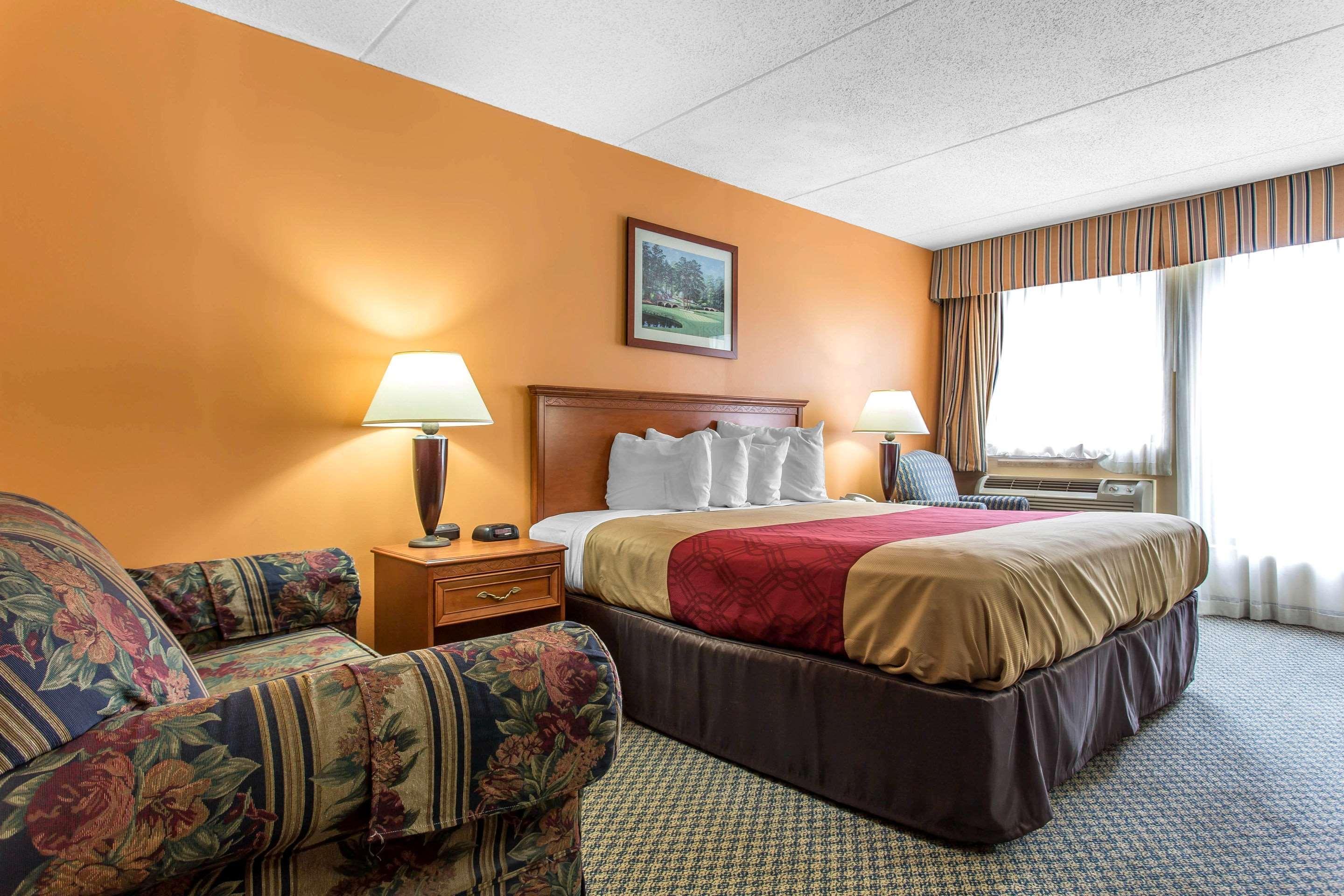 Hotel Econo & Southern Pines